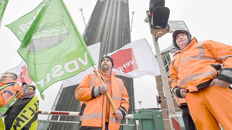 Wie auf dem Archivfoto wird kommende Woche auf der Jann-Berghaus-Brücke in Leer gestreikt. Foto: Klaus Ortgies/Archiv