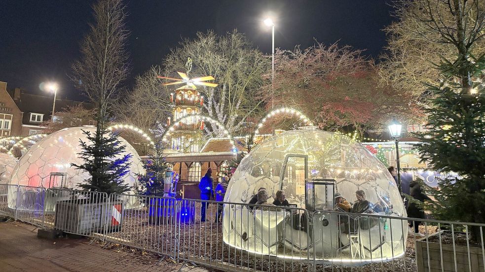 Der Emder Engelkemarkt hat in diesem Jahr einiges neu: unter anderem die gläsernen Iglus auf dem gesperrten Rathausplatz. Die sind sehr beliebt. Foto: Mona Hanssen