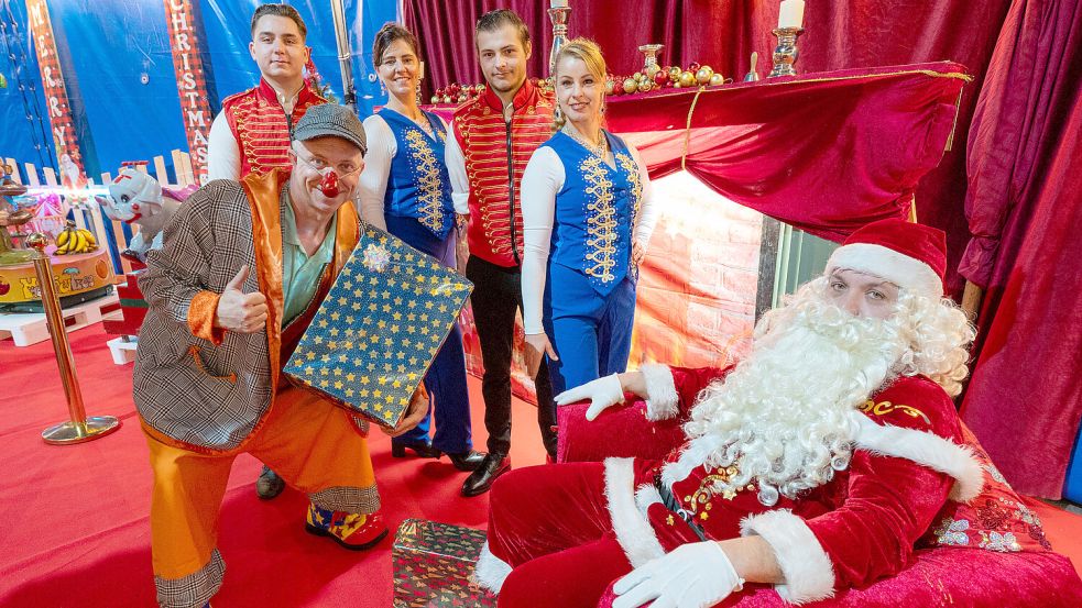 Sie sind bereit: Das Montana-Ensemble aus Artisten, Clown und Weihnachtsmann freut sich auf viele Besucher.