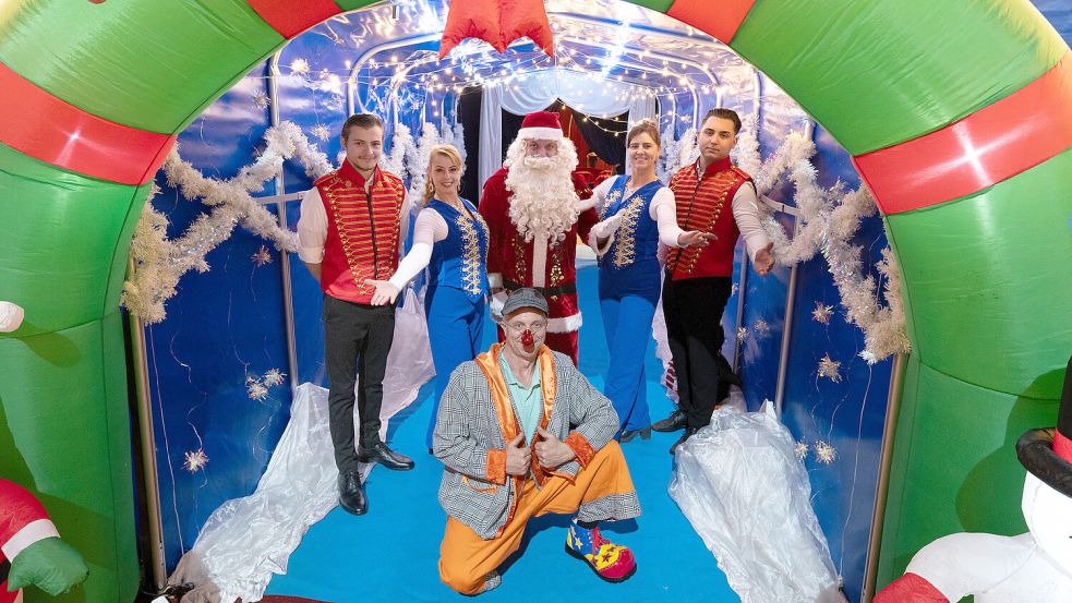 Der Weihnachtsmann und seine Artisten-Crew laden in den Zirkus ein.