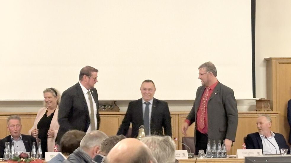 Gratulation für den neuen Bürgermeister Gregor Strelow (Mitte) gab es in der Ratssitzung zuerst von Bürgermeisterin Andrea Risius, Oberbürgermeister Tim Kruithoff und Ratskollege Albert Ohling.