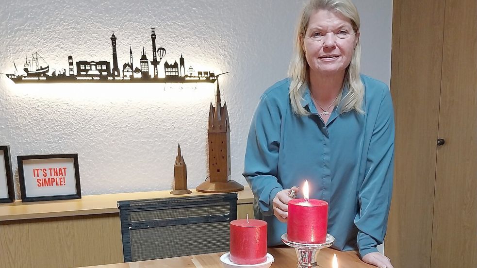 Bürgermeisterin Tina Mißmahl ist seit 100 Tagen auf Wangerooge im Amt. Trotz umfangreicher Aufgaben hat sie ihr Büro mit vorweihnachtlichem Schmuck dekoriert. Bild: Theo Kruse