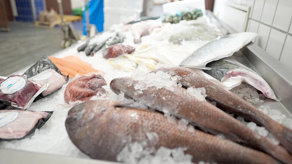 Fisch zum Fest: Frischer Fisch liegt am frühen Morgen in einer Auslage eines Fischhändlers in der Fischmarkthalle im Hamburger Hafen. Foto: Marcus Brandt/dpa