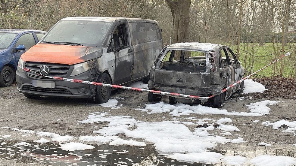 In der Nacht zu Donnerstag haben wieder Fahrzeuge in Leer gebrannt. Der Brandort ist aktuell mit Flatterband abgesperrt. Foto: Jonas Bothe
