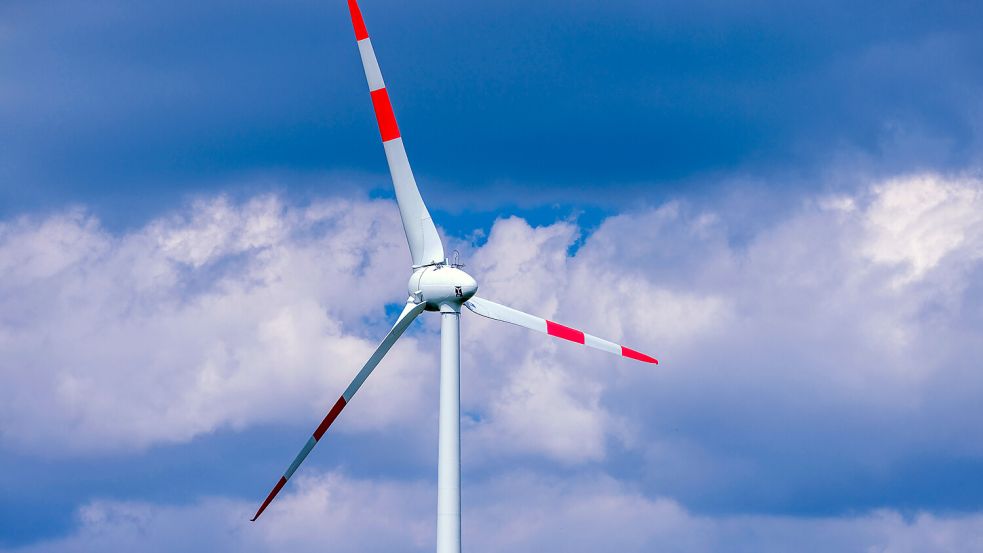 Beim Repowering werden ältere Windkraftanlagen, wie diese hier von der Firma Enercon, durch neuere Modelle ersetzt. Das ist auch südlich von Groothusen geplant. Symbolfoto: Jens Büttner/dpa