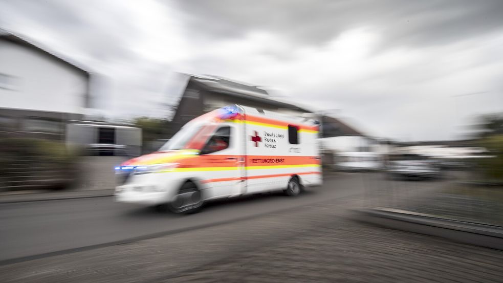Ein Rettungswagen des Deutschen Roten Kreuzes (DRK) bringt einen Patienten ins Krankenhaus. Foto: Boris Roessler/dpa