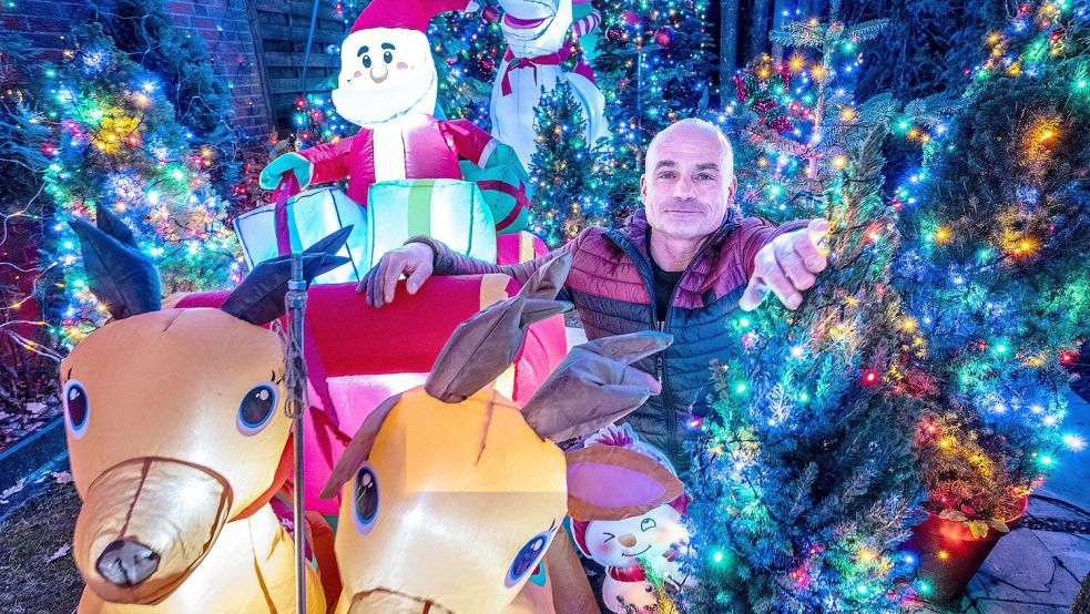 In dem von Thomas Rexin speziell für Kinder gestalteten Bereich teilt der Weihnachtsmann mit dem Rentierschlitten die Geschenke aus. Foto: Klaus Ortgies