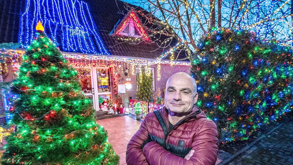 Thomas Rexin mag sein Weihnachtshaus bunt. Alles begann vor 20 Jahren, als die Zuckerhutfichte (links) noch ein winziges Bäumchen war. Foto: Klaus Ortgies