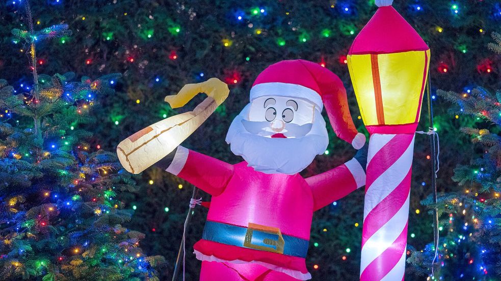 Der betrunkene Santa Claus ist 2025 der Neuzugang im Garten der Familie Rexin. Foto: Klaus Ortgies
