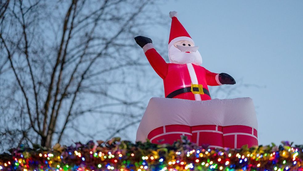 Lustige Details wie dieser Weihnachtsmann machen das Wittmunder Weihnachtshaus zu einem bunten Hingucker, an dem vor allem Kinder viel Freude haben. Foto: Klaus Ortgies
