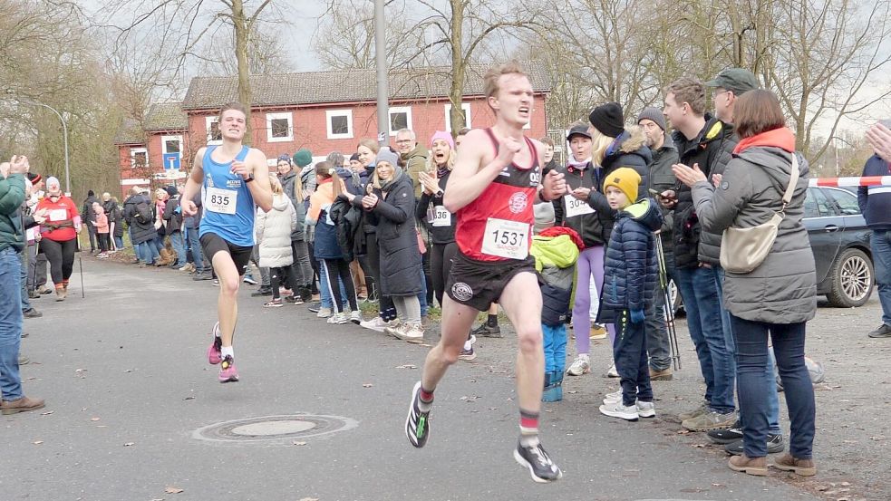 Auch am 31. Dezember machen sich Bambinis, Walker, und Läufer auf zum 44. OTB-Silvesterlauf. Auf die Zuschauer dürfte wieder ein starkes Finish der Favoriten kurz vor dem Ziel warten. Wer hat den besseren Atem, lautet die Frage der Leistungssportler. Schaffe ich es in Ziel, die der Hobbysportler. So oder so - an dem Tag zählt in erster Linie der Spaßfaktor. Foto: Monika Vollmer