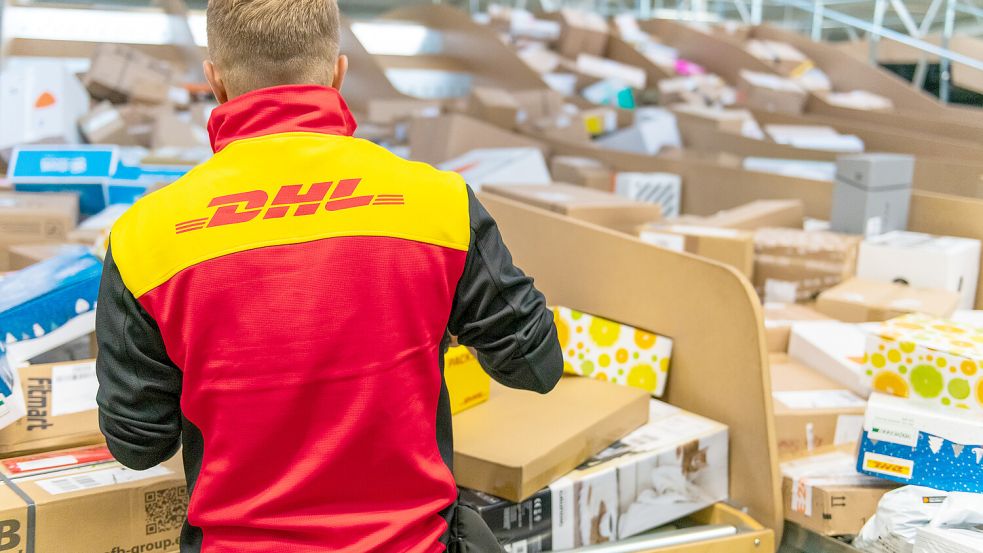 Admir Durmir sortiert Pakete während der Hochsaison. Foto: Ralf Gar/DHL