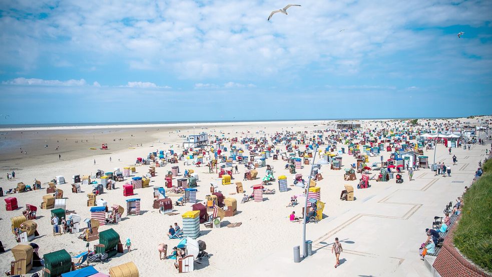 Der Gästebeitrag ist zweckgebunden und darf nur für örtliche touristische Zwecke eingesetzt werden. Auf Borkum ermöglicht er zum Beispiel den freien Zugang zu allen Stränden und bewachten Badefeldern. Foto: Sina Schuldt/dpa