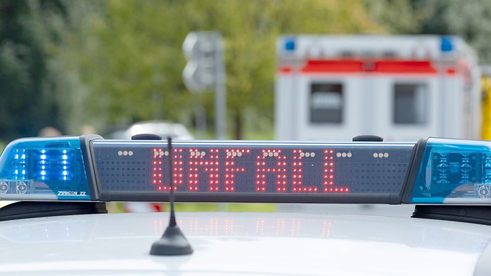 Bei einem tragischen Unfall in der Bremer Neustadt ist eine 51-Jährige zunächst von einer Straßenbahn erfasst und anschließend von einem Auto überrollt worden. Sie ist später im Krankenhaus verstorben. Foto: imago images / Fotostand / Gelhot