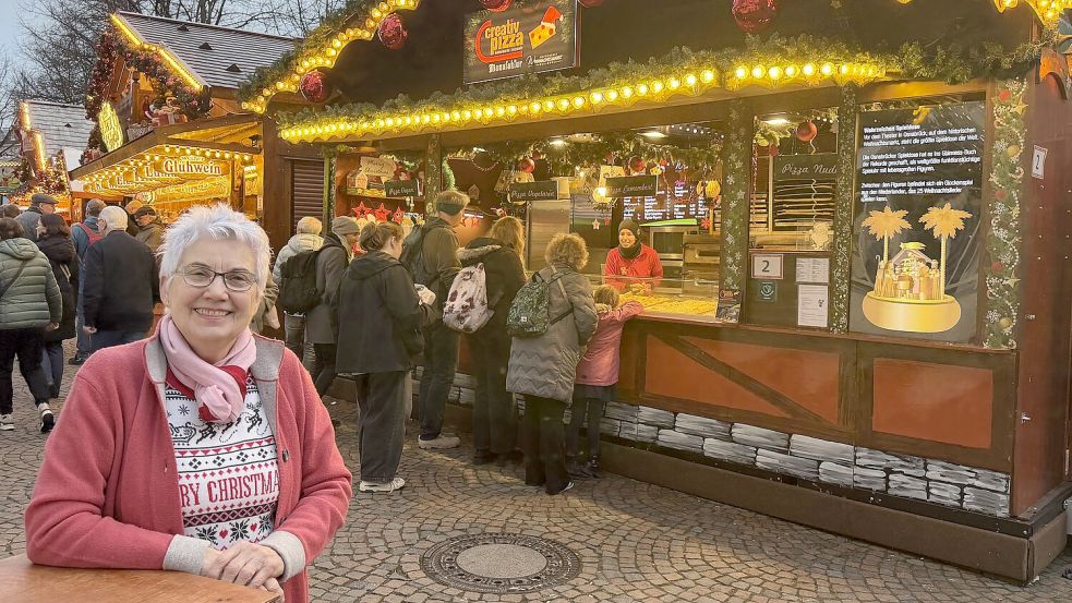 Mit ihrer Pizzabude „Creativ Pizza“ steht Marie Hammoor seit 40 Jahren auf dem Weihnachtsmarkt in Osnabrück. Foto: Noah Schnarre