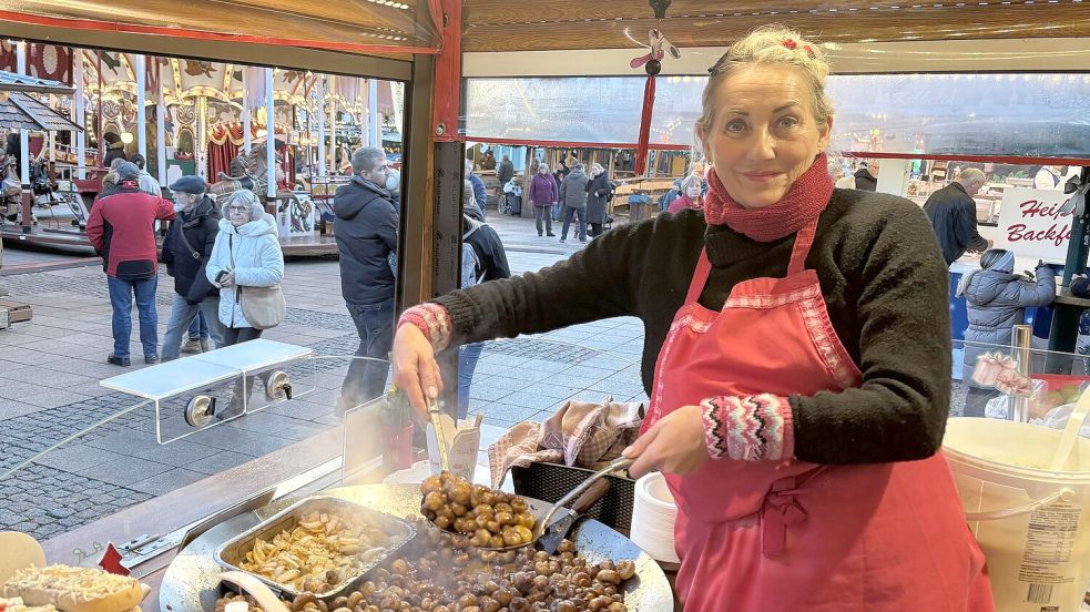 Stefanie Glöss verkauft seit fast 40 Jahren gebratene Champignons auf dem Auricher Weihnachtsmarkt. Foto: Eva van Loh