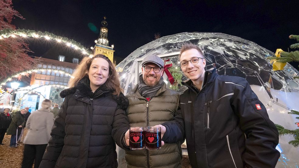 Die neuen Weihnachts-Iglus beim Emder Engelkemarkt kommen sehr gut an. Das freut Innenstadtkoordinatorin Julia Kruse (von links), Schausteller Patrick Alberts und Innenstadt-Veranstaltungskoordinator Jann Tunder. Foto: Klaus Ortgies/Archiv