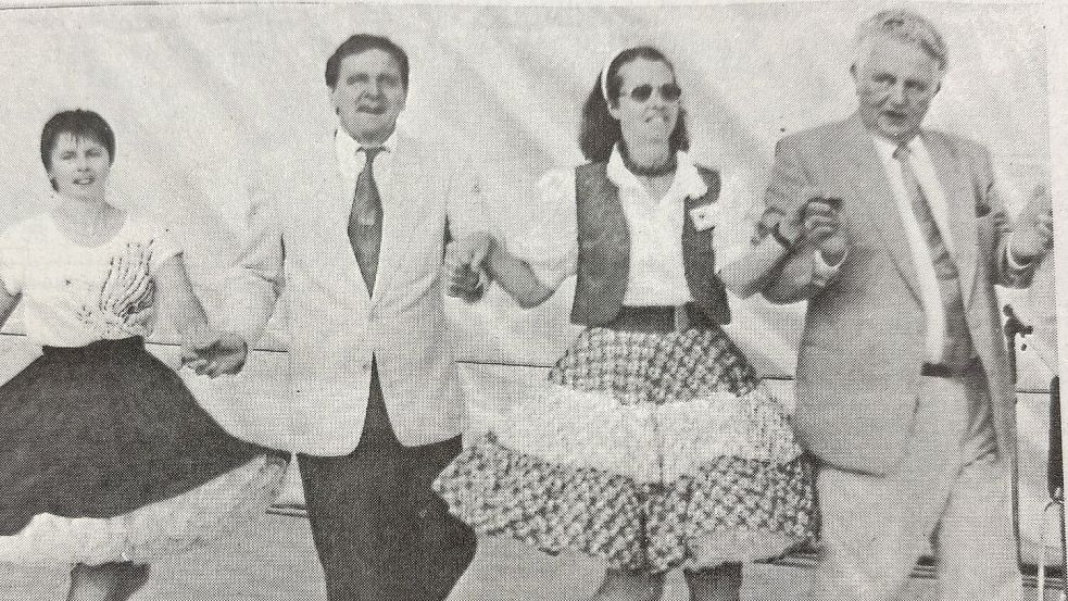 Gerhard Schröder, damals noch Ministerpräsident von Niedersachsen, tanzte beim Tag der Niedersachsen in Emden auf der Bühne. Repros: Mona Hanssen