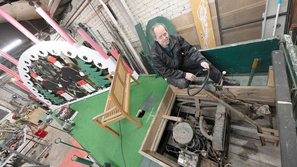 Marten Hesse wird den Wagen zum Weihnachtsmarkt in Detern fahren. Foto: Klaus Ortgies