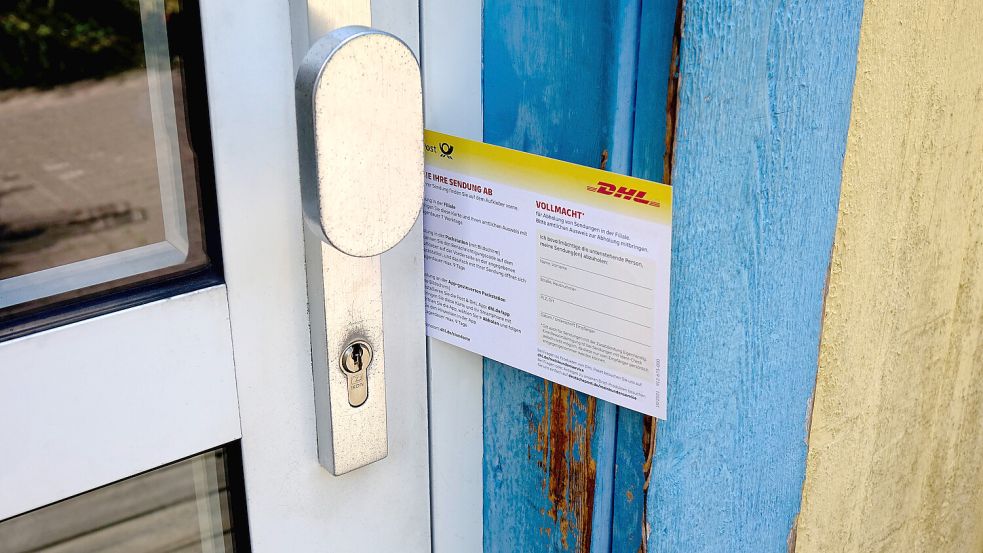 Verbraucher sollten sich ihren DHL-Abholschein genauestens anschauen. Foto: IMAGO/Steinach