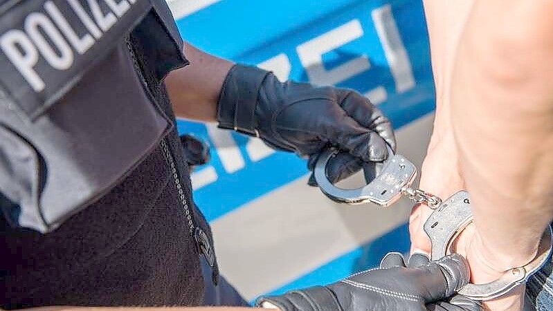 In einem Fall sucht die Polizei seit fünf Jahren nach einem Rechtsradikalen aus Niedersachsen, um einen noch offenen Haftbefehl zu vollstrecken. Symbolbild: DPA