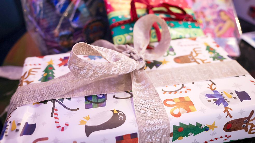 Damit die Bescherung wirklich schön wird, kann jeder beim Onlineshopping einfache Vorsichtsmaßnahmen ergreifen. Die wichtigste: Genau hinschauen, um was für einen Shop es sich handelt. Foto: Christian Charisius/dpa