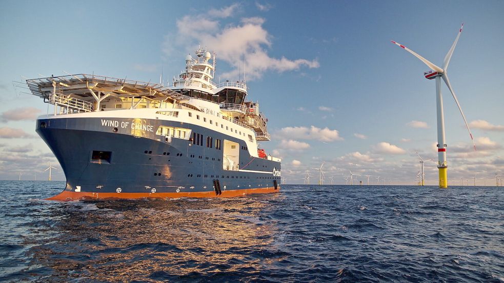 Das Windpark-Schiff "Wind of Change" im Windpark Borkum Riffgrund 2. Foto: LDA / A. Vandenhove