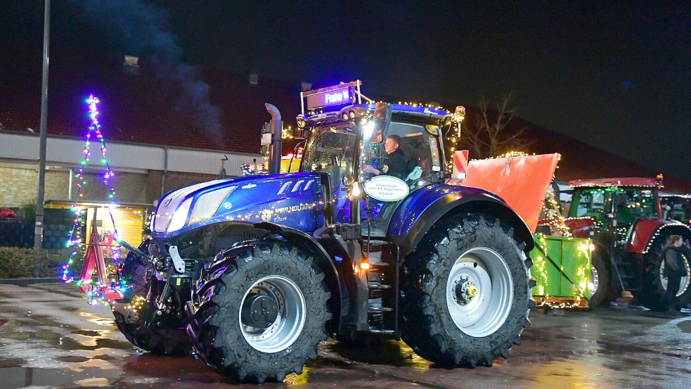 Die Traktoren fahren am Sonntag auf drei Routen durch die Krummhörn. Ziel der Lichterfahrt ist das Pewsumer Gewerbegebiet. Fotos: Heinz Wagenaar/Archiv