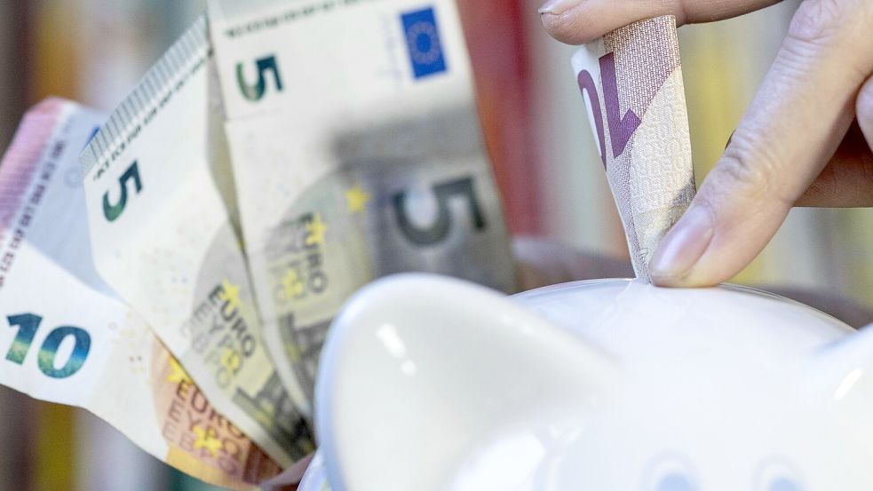 Für die richtige Altersvorsorge sollte man auch als Frau das Geld lieber anlegen und nicht nur was ins Sparschwein stecken. Foto: Hendrik Schmidt/dpa