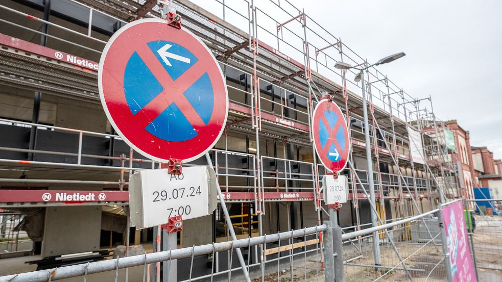 Die Arbeiten an der Fahrradstation laufen. Foto: Klaus Ortgies