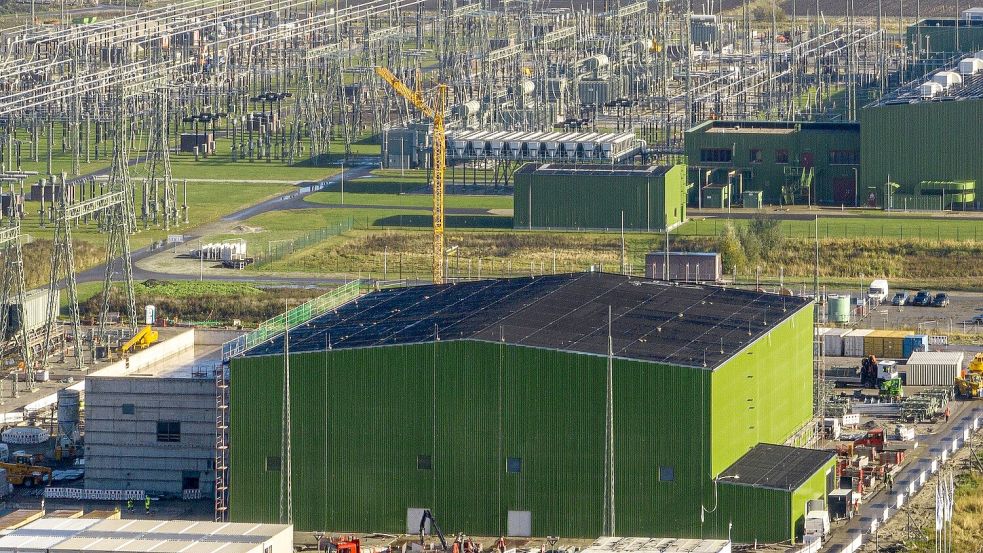 Drei Konverterstationen vom Stromnetzbetreiber Tennet befinden sich im Borssumer Hammrich in Emden. Das Foto ist im Oktober 2022 entstanden. Foto: Tennet/Archiv