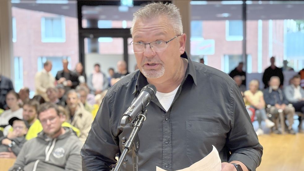 Heiko Claußen, Sprecher der Bürgerinitiative gegen den Multiterminal-Hub in Nortmoor, machte seine Meinung auch in Kreistagssitzungen deutlich. Foto: Oliver Bär/Archiv