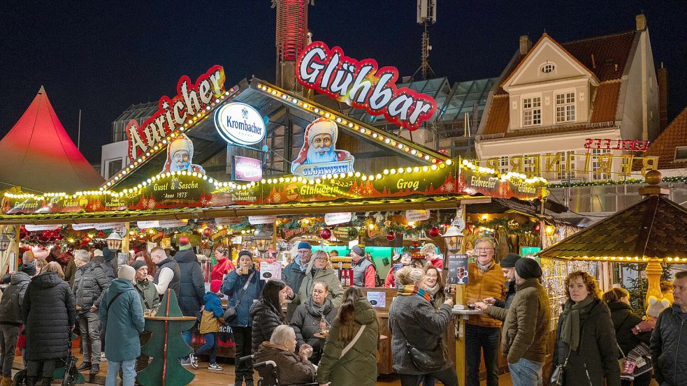 Der Auricher Weihnachtszauber lockt auch an diesem Wochenende wieder die Besucher. Foto: Klaus Ortgies