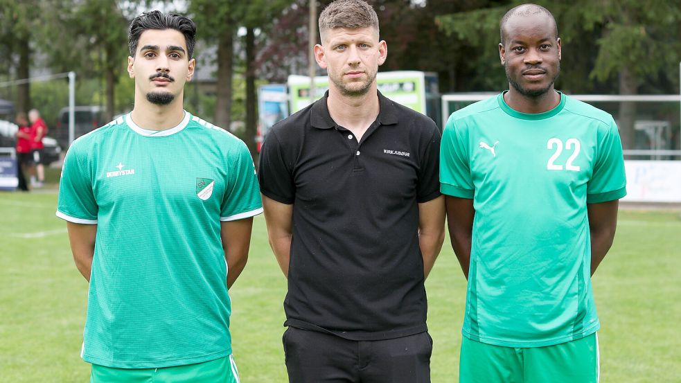 Adam Toufaili (links) wechselte im Sommer zusammen mit Max Beccard (Mitte) und Yanic Konda von der SpVg Aurich zum SV Wallinghausen. Foto: Jens Doden/Emden