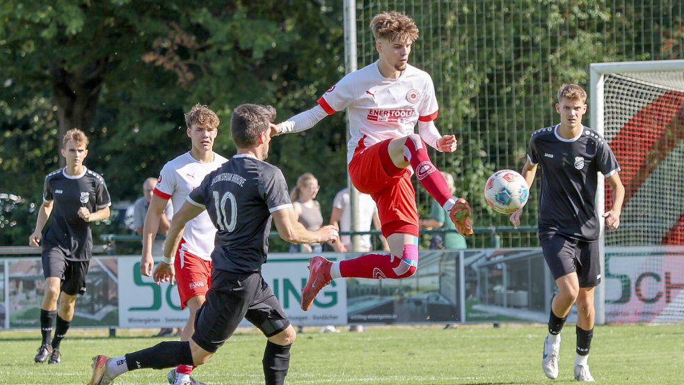 Der SV Großefehn (Mitte Ben Smidt) gehört seit Jahren zu den Topteams der Bezirksliga. Foto: Helmut Vortanz