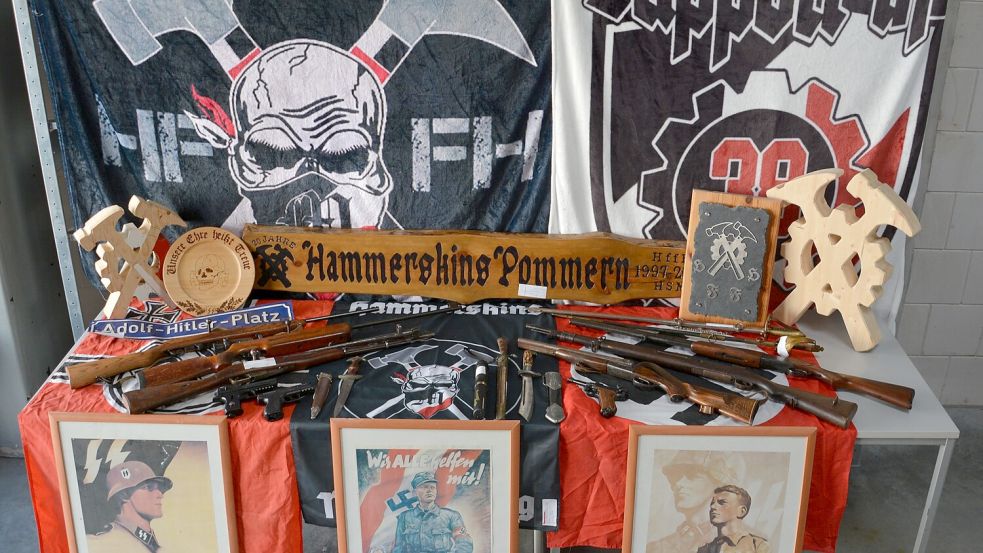 Die Hammerskins, hier Aufnahmen von Fundstücken nach einer Razzia im September 2023, sind in Deutschland verboten. Aktiv sind die Mitgleider dennoch weiterhin. Symbolfoto: Innenministerium Mecklenburg-Vorpommern/dpa
