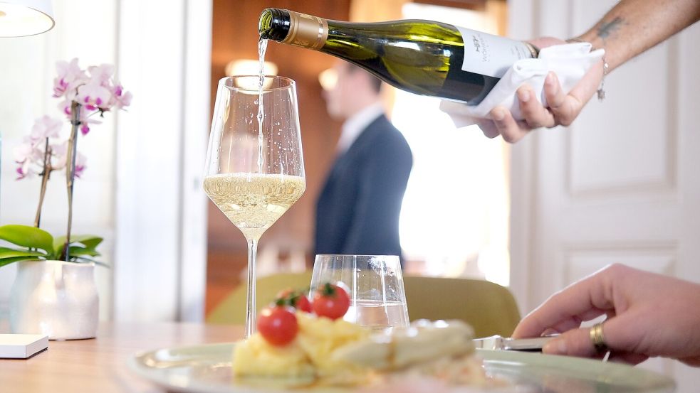 Die Kosten in der Gastronomie sind gestiegen. Eine Senkung der „Gastrosteuer“ soll jetzt helfen. Foto: Bernd Weißbrod/dpa