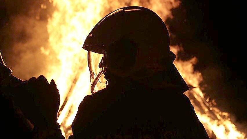 Ein 43-Jähriger legte 2023 in seinem eigenen Haus Feuer. Er drohte den Einsatzkräften. Als sie den Brand endlich löschen konnten, war die Küche bereits komplett ausgebrannt. Symbolfoto: Pixabay