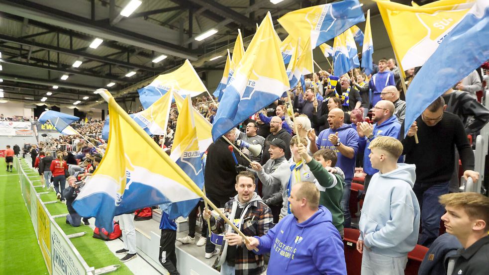 Einige Mannschaften bringen auch viele Fans mit, so wie SuS Steenfelde. Foto: Jens Doden/ Emden