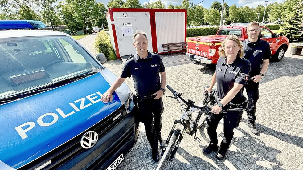 Rund sieben Monate lang war die Polizei auf dem Grundstück der Feuerwehr untergebracht. Dabei wurden auch Container genutzt. Das Foto zeigt Dienststellenleiter Uwe Eilts (links) im Juni 2025 mit seinem Stellvertreter Florian Rose und Kontaktpolizistin Hilke Timker. Foto: Klaus Ortgies/Archiv