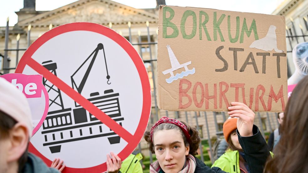 Teilnehmer demonstrierten am Freitag in Berlin vor der Sitzung des Bundesrates bei einer gemeinsamen Aktion von Fridays for Future und der Deutschen Umwelthilfe gegen die Gasförderung vor Borkum und für den Schutz der Meere. Foto: Sebastian Gollnow/dpa