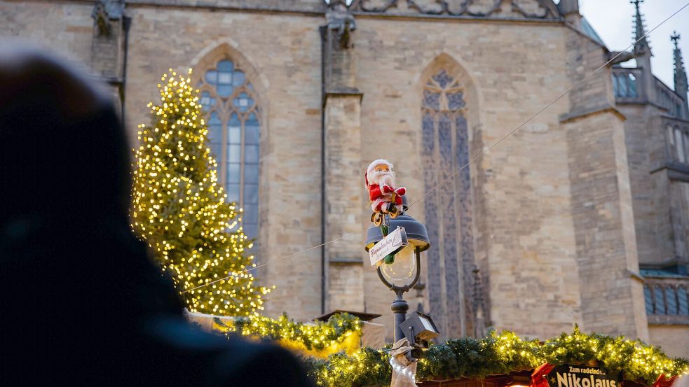 Der kleine Weihnachtsmann hat in den letzten vier Wochen viel gesehen, sprechen kann er aber nicht. Deshalb haben wir bei den Schaustellern nachgefragt: Wie lief der Weihnachtsmarkt in diesem Jahr? Foto: Sebastian Dannenberg