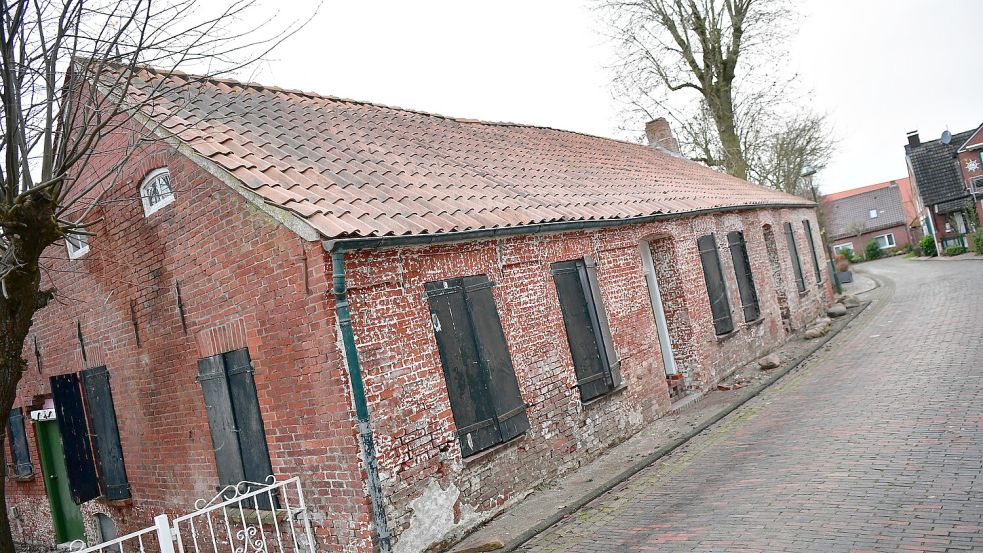 Das Landarbeiterhaus ist denkmalgeschützt und wurde 1766 erbaut. Aktuell sieht es verwahrlost aus. Foto: Heinz Wagenaar