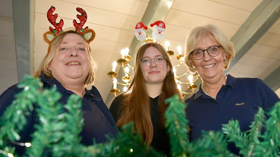 In der Manningaburg in Pewsum wurde am Wochenende schon Weihnachten gefeiert. Mit dabei: der Heimatverein Krummhörn. Foto: Heinz Wagenaar