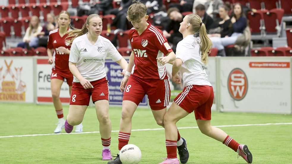 Die Frauen der SpVg Aurich (am Ball) wurden souverän Gruppensieger. Foto: Jens Doden/Emden