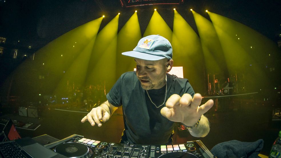 DJ Thomilla eröffnet das White Sands Festival 2026 und sorgt im Festivalzelt für energiegeladene Beats und Partystimmung. Foto: König Event