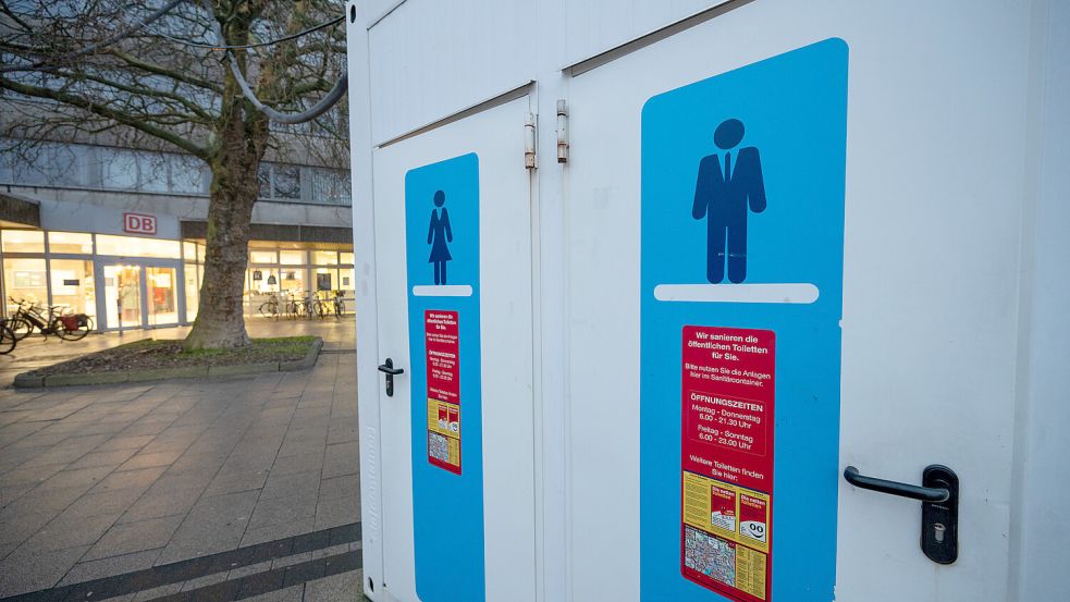 Unverschlossen, kostenlos, aber auch unschön: die provisorischen Toiletten außerhalb des Bahnhofs.