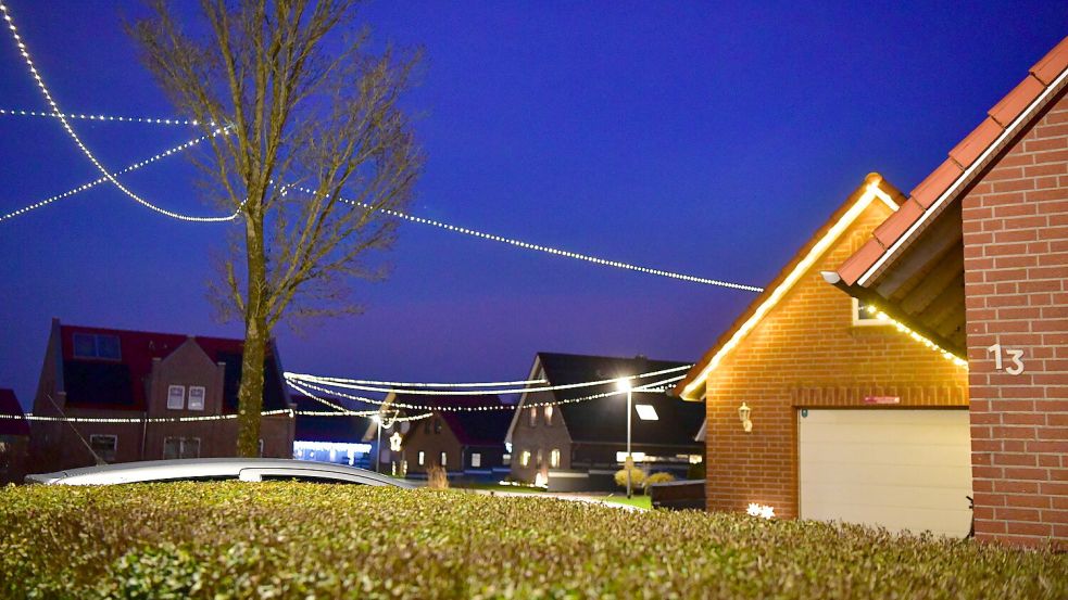 Ein Lichtermeer erhellt das Neubaugebiet von Jennelt rund um die Weihnachtszeit.