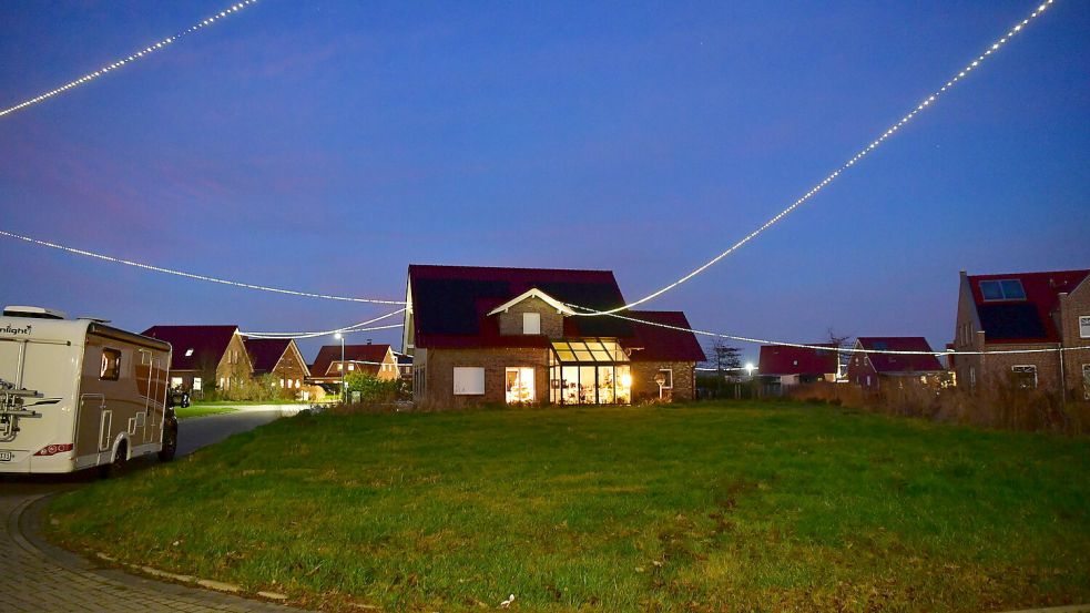 Sind schon von Weitem sichtbar: die Lichterketten rund um den Kornweg im Neubaugebiet von Jennelt. Fotos: Heinz Wagenaar