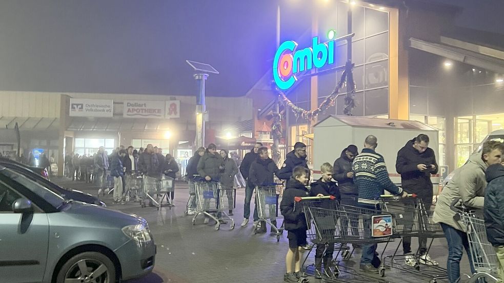 Raketen-Rausch im Rheiderland: Vor Silvester 2024 bildeten sich lange Schlangen vor den Geschäften in Bunde. Fotos: Vivien Buntjer/Archiv
